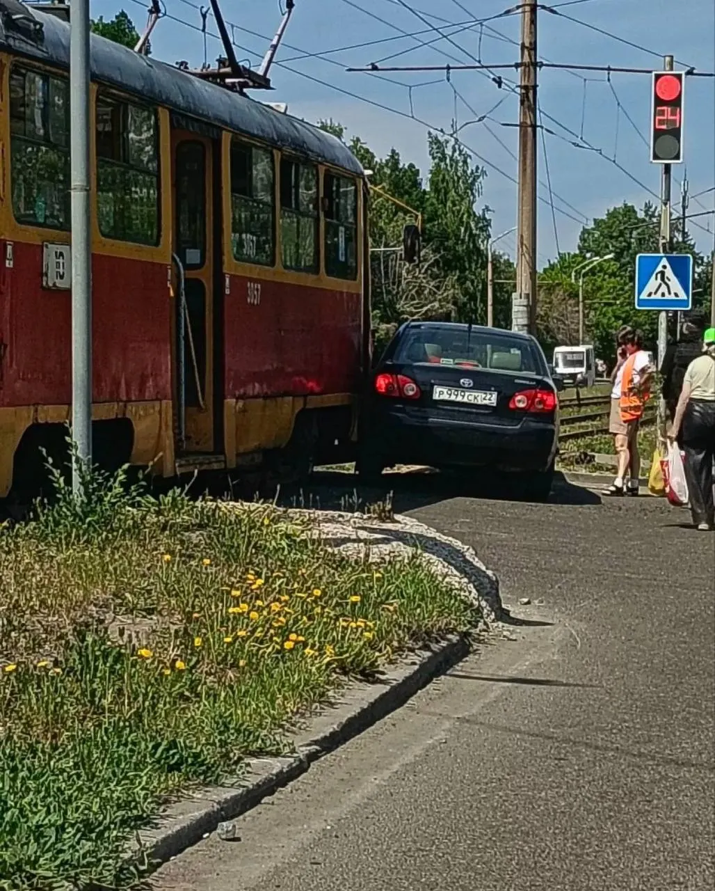 Днем 6 июня на перекрестке Петра Сухова и Малахова в Барнауле произошло ДТП с участием трамвая; движение на участке было временно затруднено, информации о пострадавших нет.