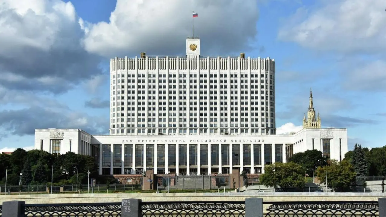 В Госдуму внесён законопроект о полной или частичной компенсации утильсбора для семей с тремя и более детьми, но в правительстве сочли инициативу непроработанной из‑за дополнительных бюджетных расходов и отсутствия источников финансирования.