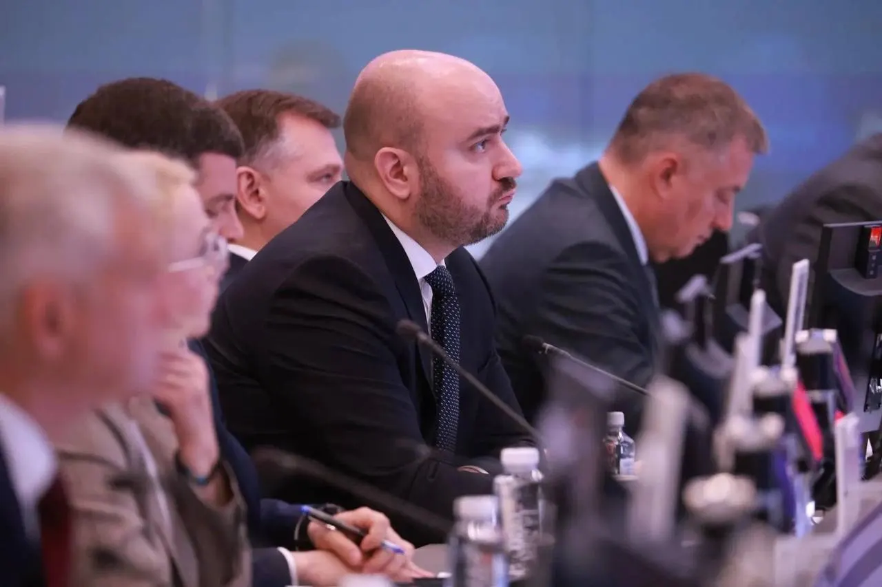 Вячеслав Федорищев принял участие в совещании под руководством вице‑премьера Александра Новака. Темы — поставки бензина и дизеля в регионы, стабильность рынка и координация между центром, регионами и поставщиками.