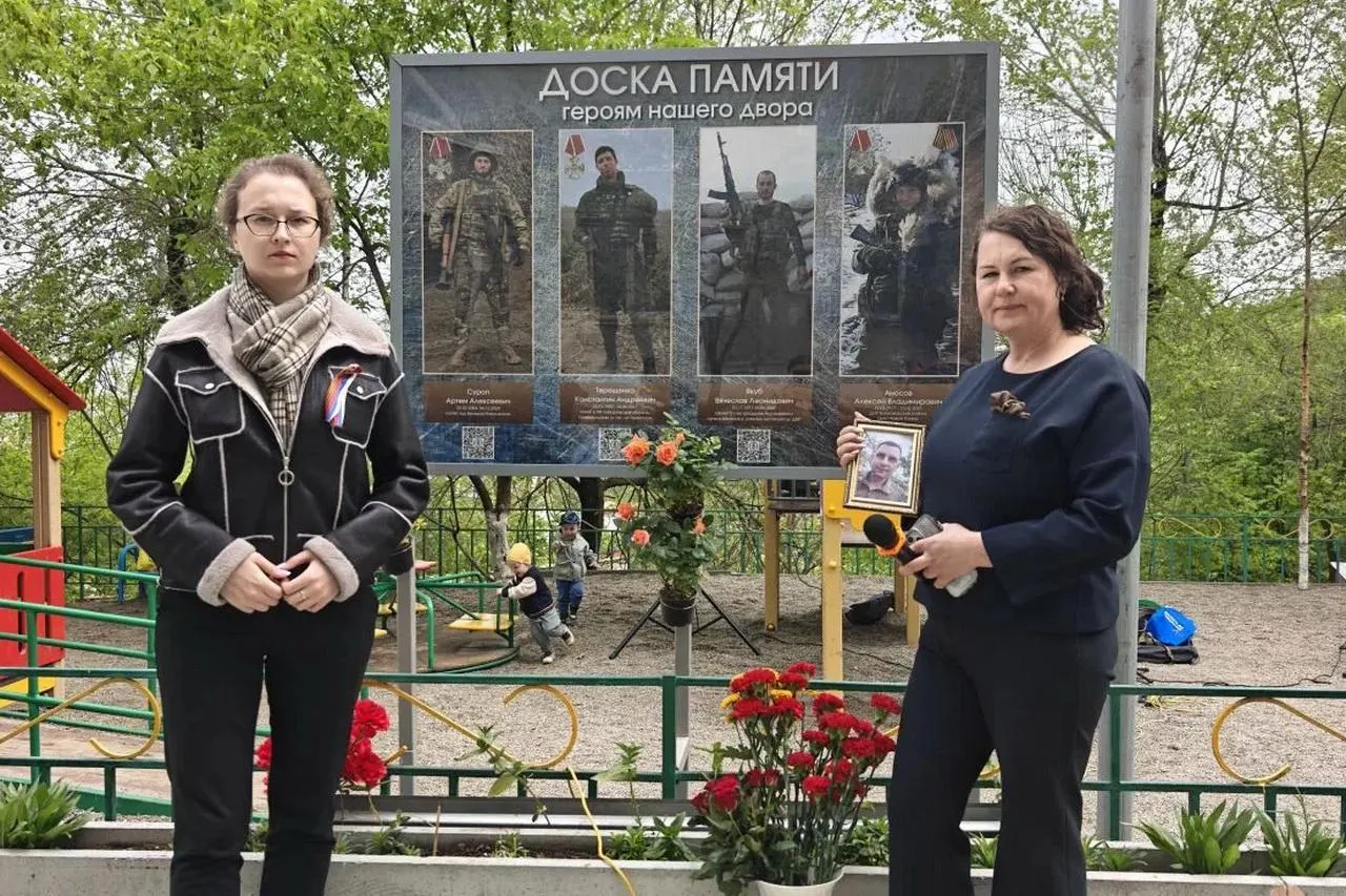 На детской площадке появился стенд «Героям нашего двора» с фотографиями четырёх погибших жителей района; один из них ранее имел судимости и был осуждён после задержания с наркотиками. Похожая практика установки памятных табличек в 2024 году зафиксирована более чем в 58 регионах России.