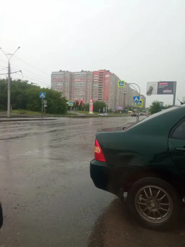 Утром 13 июня в Барнауле перекрыли часть улицы Попова из‑за скопления воды. Дорожные службы работают, автомобилистам рекомендуют выбирать объезды — подтопления отмечены на нескольких проспектах и улицах.
