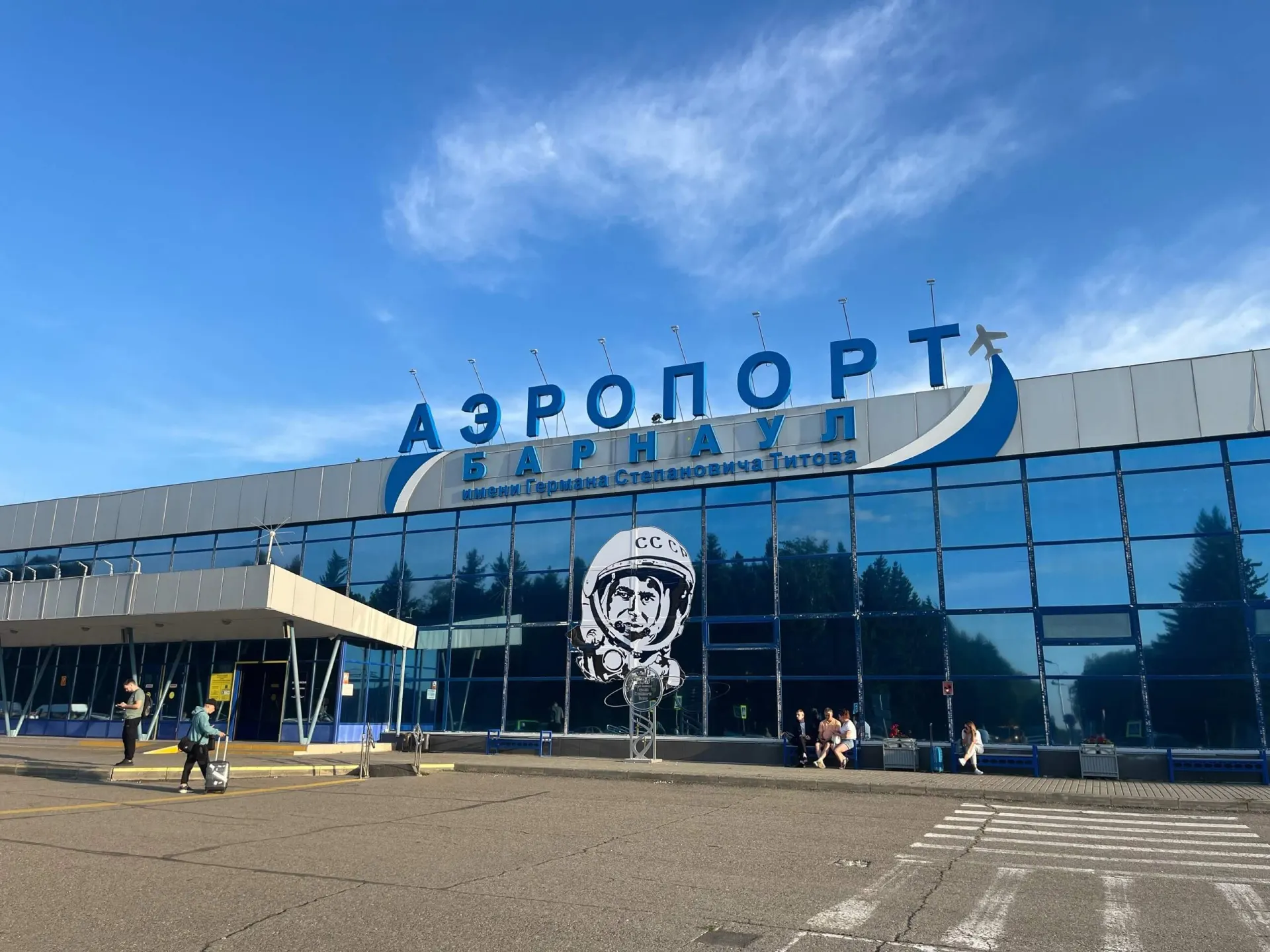 Рейс из Барнаула в Сочи задержали почти на сутки: люди ночевали в терминале, а утром им пришлось заново проходить регистрацию и контроль.