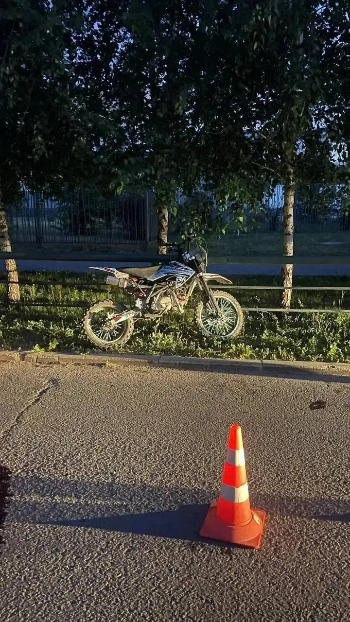 Ранним утром на улице Шумакова мотоцикл врезался в дорожное ограждение: 19‑летняя водительница и её 17‑летняя пассажирка госпитализированы. По данным полиции, у обеих были признаки опьянения, у водительницы не было прав; по факту проводится проверка.