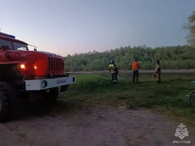 Во время отдыха мальчик оступился и ушёл под воду в реке Ануй. К поискам привлечены полиция, добровольцы и пожарные.