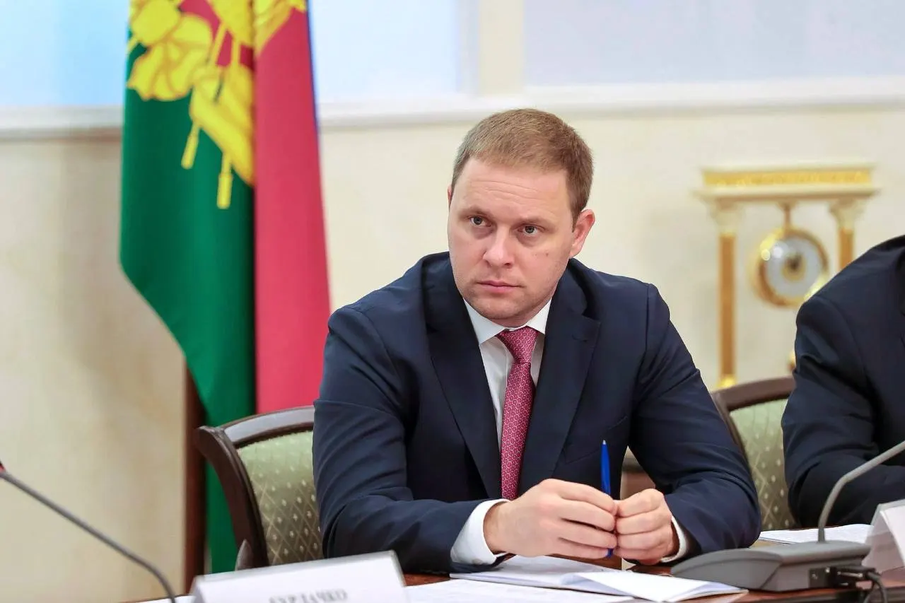 Швец, ранее возглавлявший Анапу, назначен на пост руководителя госкорпорации «Туризм РФ». Ранее он более десяти лет работал в органах власти Краснодарского края и курировал инвестиции, развитие МСП, цифровизацию и туризм.