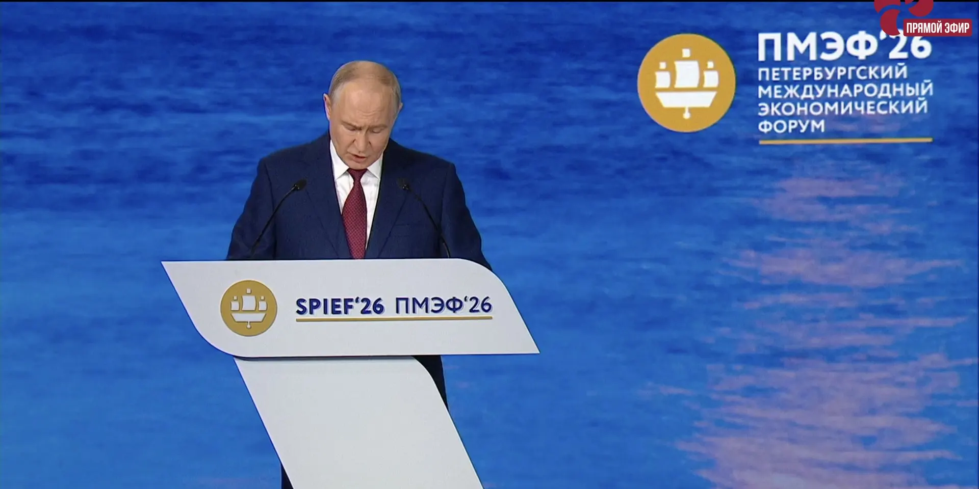 Президент попросил Госдуму как можно скорее утвердить закон, который закрепит институт стажировок для выпускников колледжей и вузов — механизм должен помочь молодёжи переезжать в регионы с дефицитом кадров и адаптироваться к новой профессии.