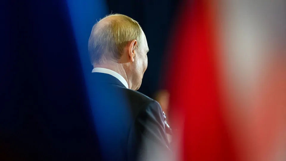 Ведущий государственный центр соцопросов перестал публиковать «открытый» рейтинг доверия президенту; по итогам начала апреля он опустился до 29,5% — вдвое ниже «закрытого» опроса. Одобрение деятельности главы государства тоже снижается, эксперты связывают это с затяжной войной и экономическими трудностями.