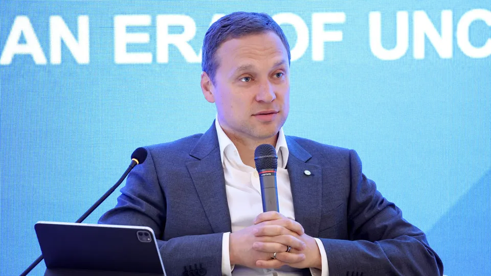 Зампред правления Сбербанка Тарас Скворцов предупредил, что повышение налоговой нагрузки и ужесточение контроля приводят к массовым переводам средств в «кэш», что создаёт риски для банковской системы.