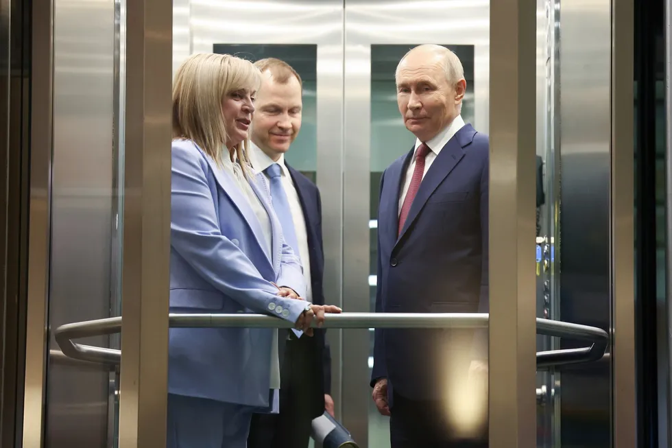 Руководители силовых ведомств предлагают президенту отложить или отменить сентябрьское голосование на фоне экономического спада и падения рейтингов. Официальных решений нет — даты пока остаются в силе.