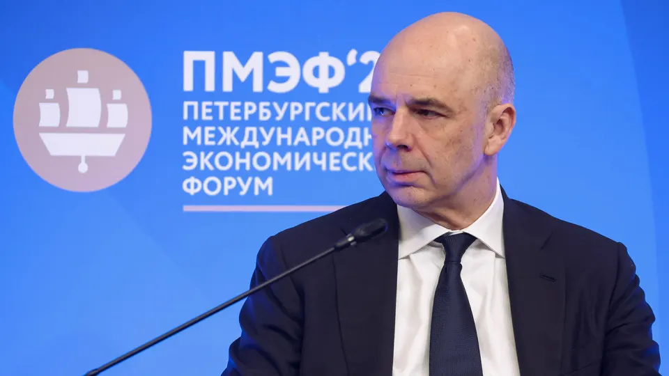 По оперативной оценке Счетной палаты, доходы федерального бюджета в 2026 году могут составить 38,2 трлн руб., что на 2,1 трлн (5,2%) ниже заложенного в законе. Нефтегазовые и ненефтегазовые поступления оказались примерно на триллион рублей ниже прогнозов.