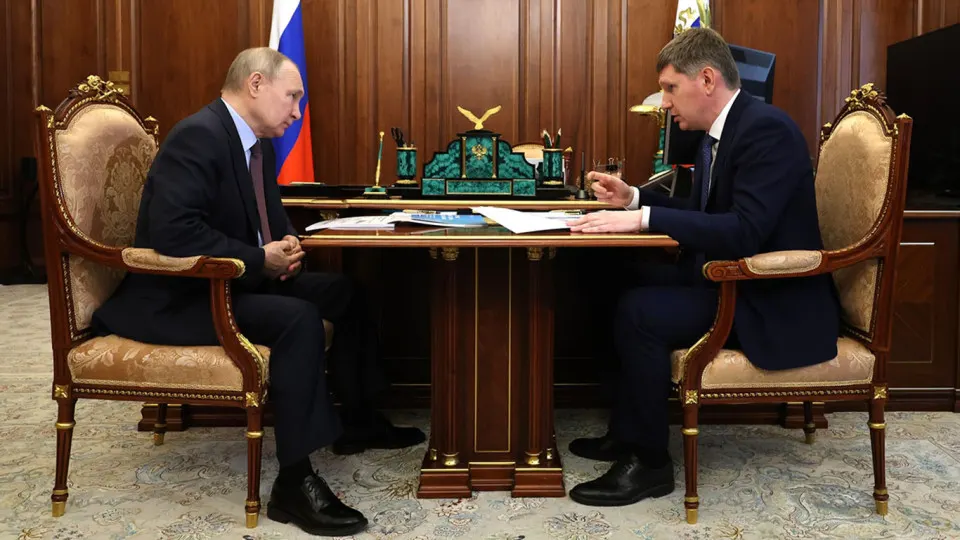 Президент поручил повысить приток инвестиций, однако власти и аналитики фиксируют их значительное сокращение: высокие ставки, бюджетная экономия, проблемы с импортными технологиями и риск изъятия активов мешают восстановлению.