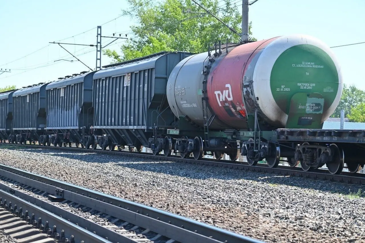 РЖД сформировала координационный штаб для обеспечения бесперебойного снабжения регионов топливом, с особым вниманием к поставкам авиакеросина и постоянным мониторингом перевозок.
