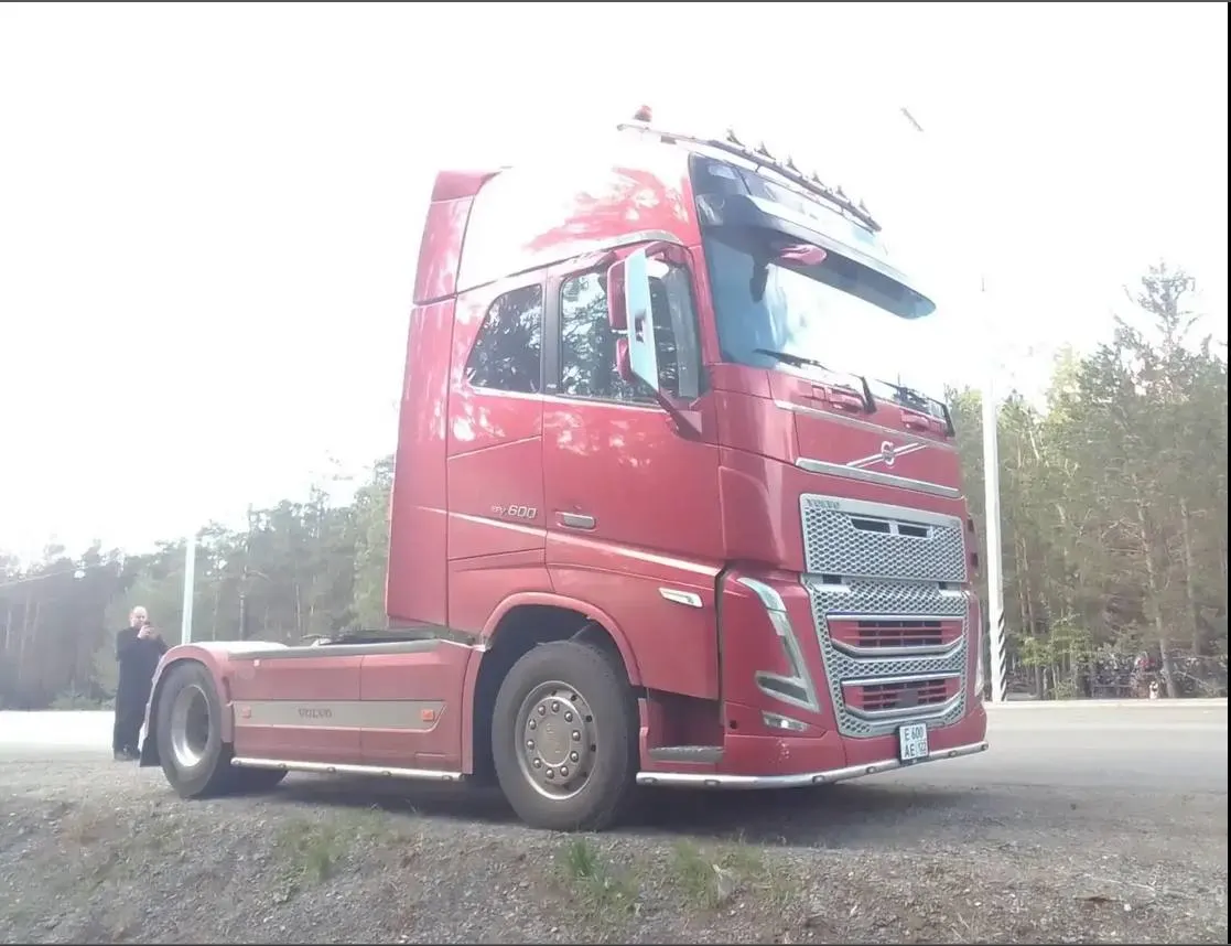 Судебные приставы в Чите нашли и арестовали автомобиль Volvo, принадлежащий 38‑летнему жителю Бийска, задолжавшему 10 миллионов рублей. Машину отправят на оценку и возможную продажу для погашения долга.