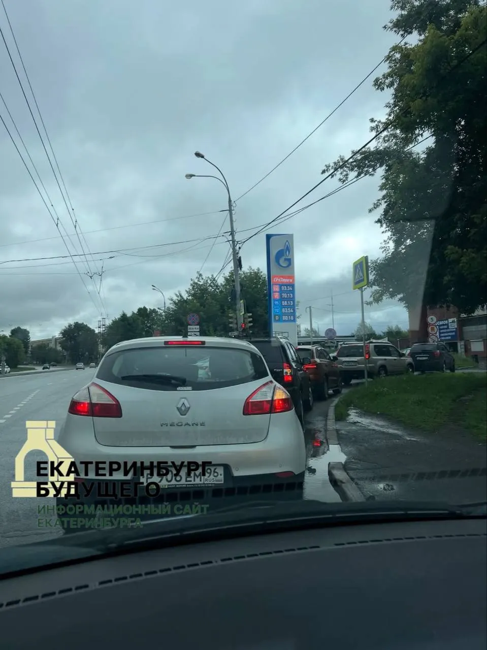 Очереди на заправках по всей стране сохраняются. В Кремле обещают рост производства и ссылаются на запасы, тогда как в регионах жалуются на дефицит и задержки поставок.
