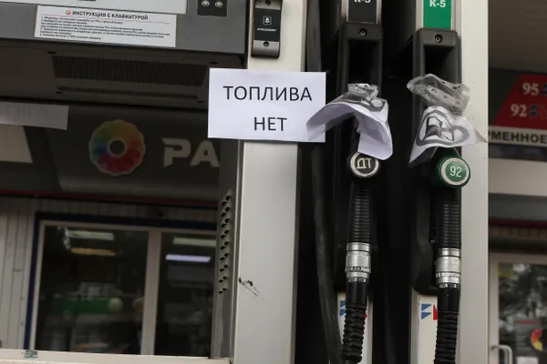 Президент потребовал нарастить поставки топлива: мощности НПЗ работают на максимум, запасы бензина близки к прошлогоднему уровню, но дефицит и очереди на АЗС сохраняются.