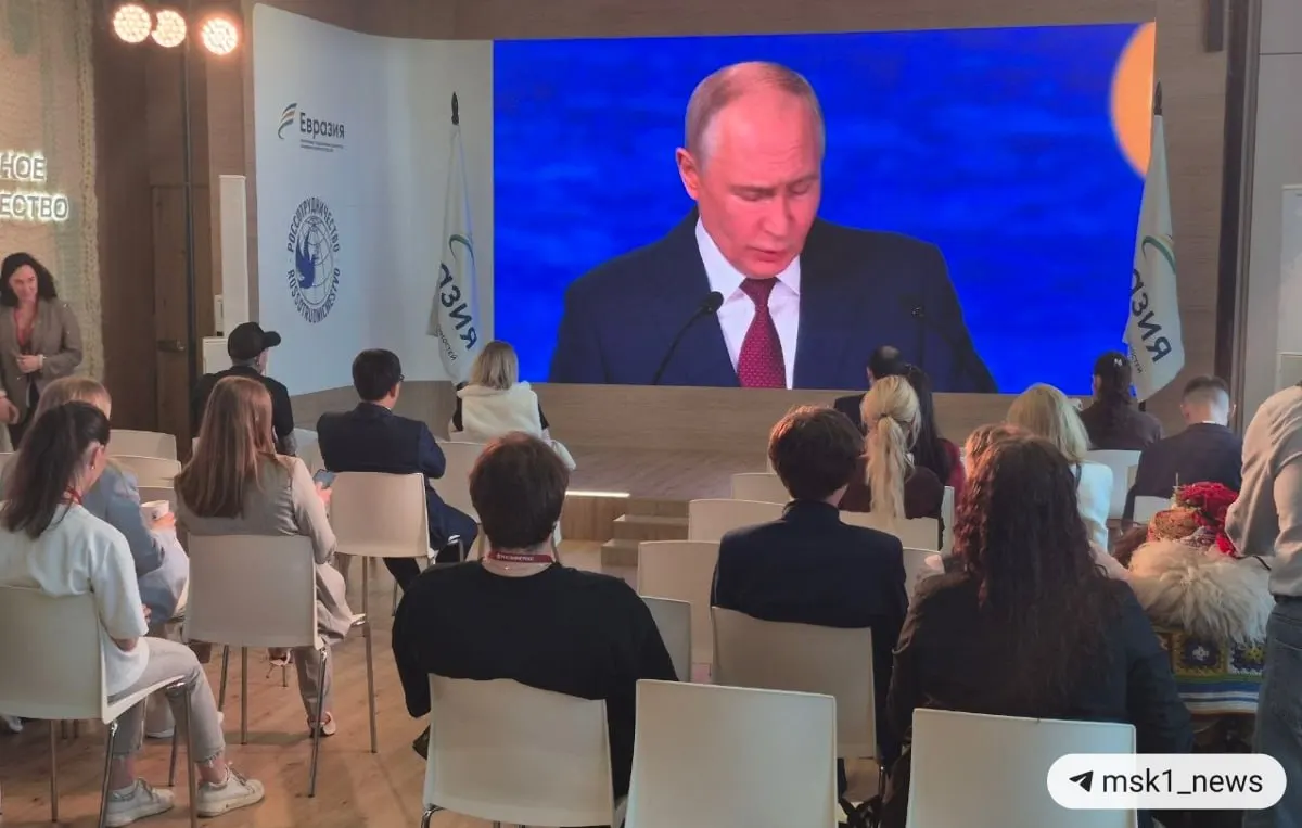 Президент отметил смещение экономического роста в пользу стран БРИКС, ослабление западной роли в торговле и негативное влияние на доллар и евро.