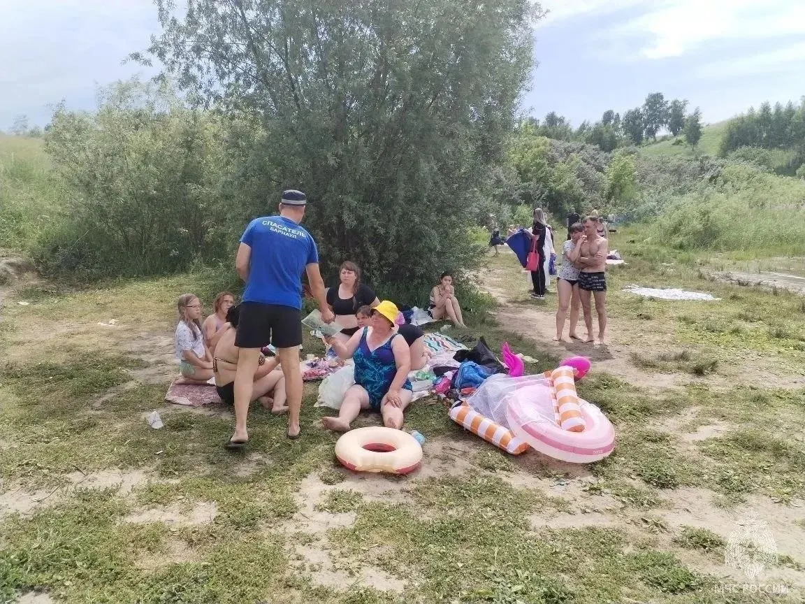 Спасатели дежурят с 12:00 до 18:00 после гибели 12-летнего мальчика. В городе провели пять рейдов по безопасности на воде и раздали памятки отдыхающим.