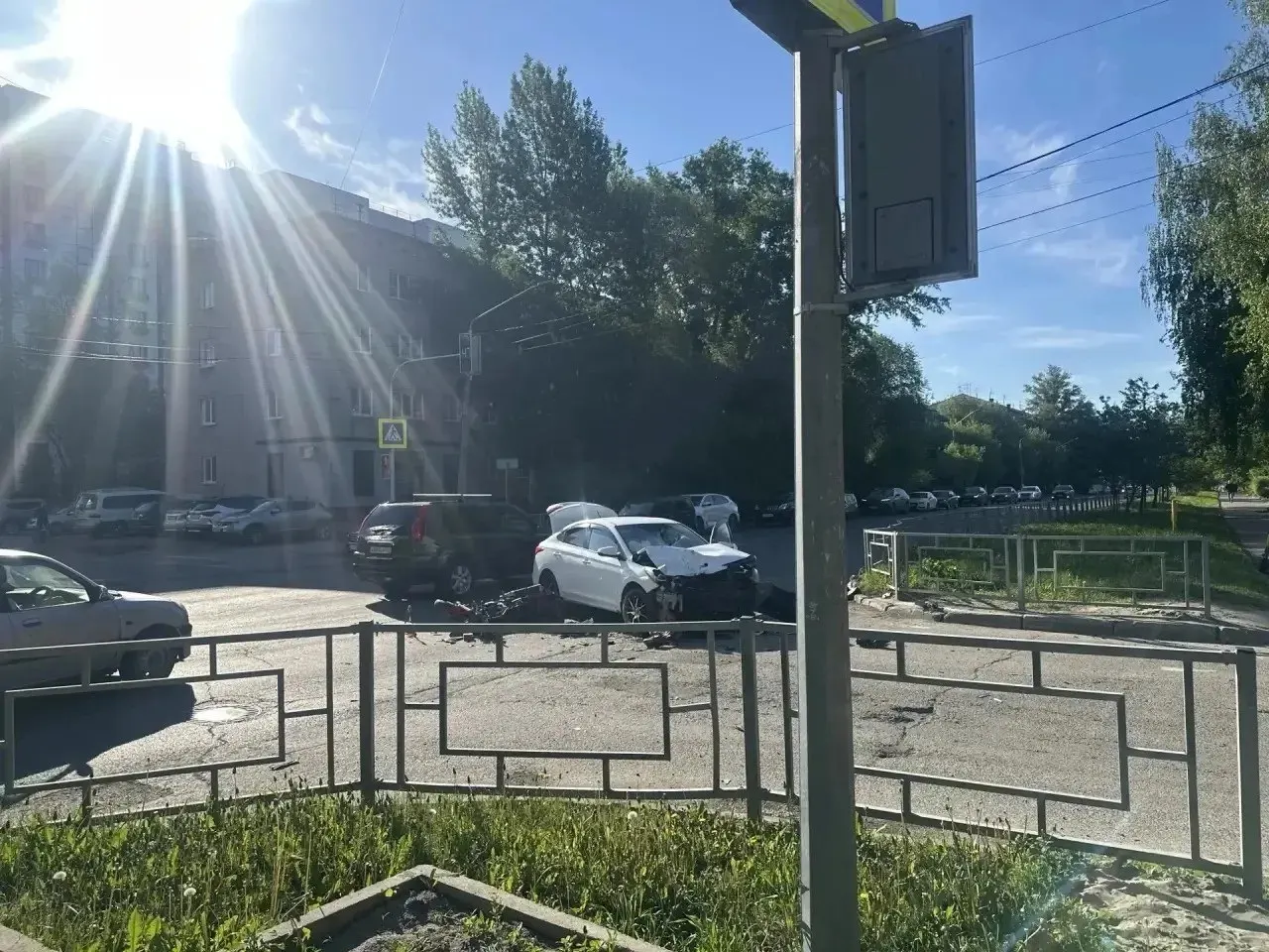 В&nbsp;Барнауле на&nbsp;проспекте Комсомольском столкнулись легковушка и&nbsp;мотоцикл, байкер госпитализирован