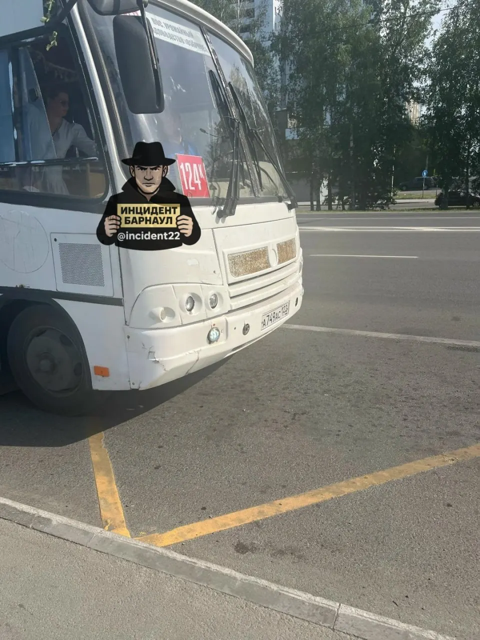 Жительница Барнаула рассказала, что водитель автобуса, следовавшего к ТРЦ «Арена», отказался принять банковскую карту, хотя терминал работал; у пассажирки не было наличных, а телефон был разряжен.