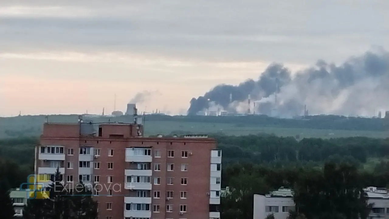 После ударов беспилотников в Татарстане и Самарской области загорелись крупные нефтеперерабатывающие и нефтехимические заводы. В одном из городов есть раненые, власти отменили массовые мероприятия; Минэнерго связывает перебои с бензином с атаками по нефтепредприятиям.