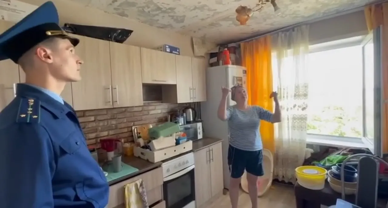 В Кетовском округе из‑за дырявой кровли в многоквартирном доме постоянные протечки и аварийная электропроводка. Жителям предложили переселиться в комнату общежития, прокуратура начала проверку работы УК и действий властей.