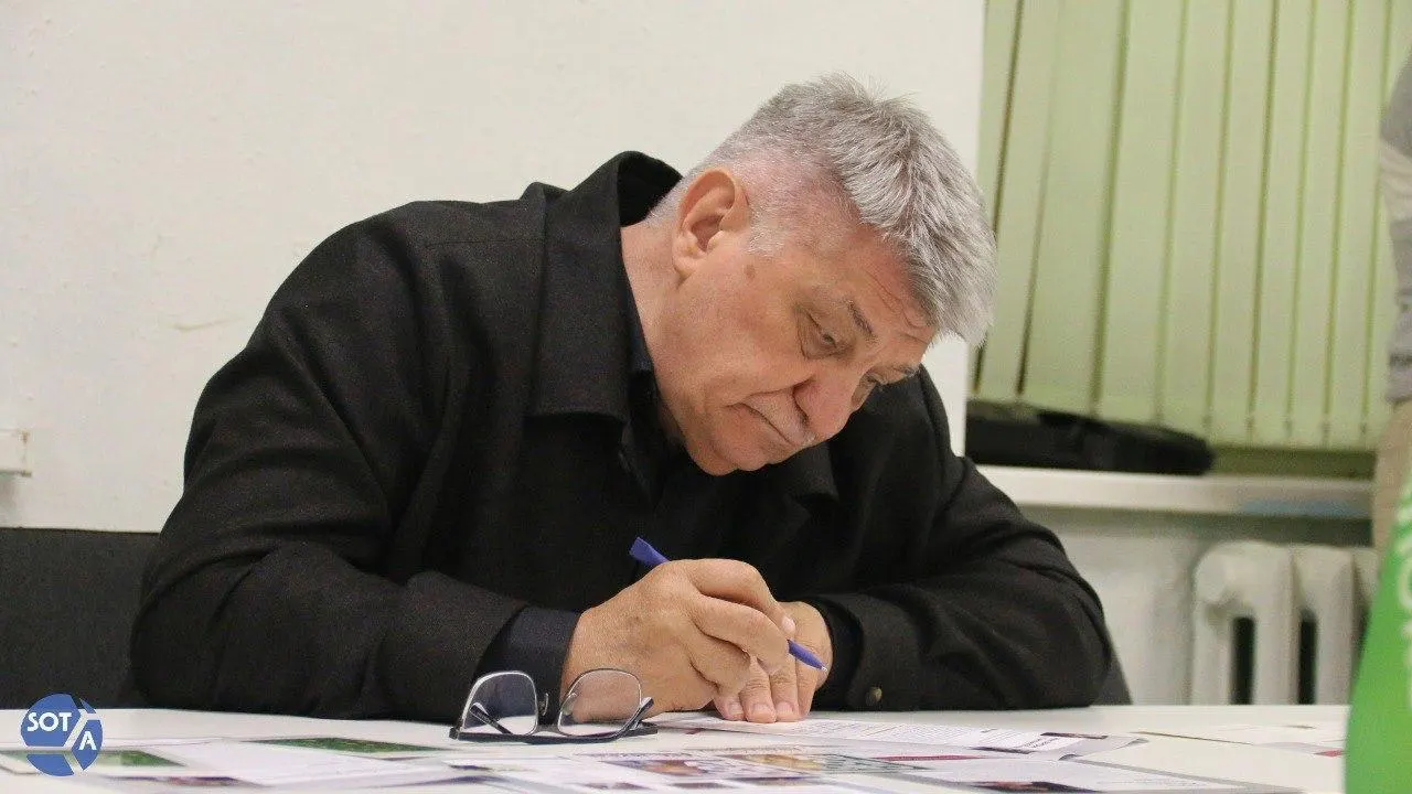 В поздравительной телеграмме президент отметил вклад Сокурова в кинематограф и его роль в воспитании молодых талантов. При этом режиссёр в последние годы сталкивается с ограничениями: его фильмы не получают прокатных удостоверений, а в январе 2026 года он был исключён из Совета по развитию кинематографии.