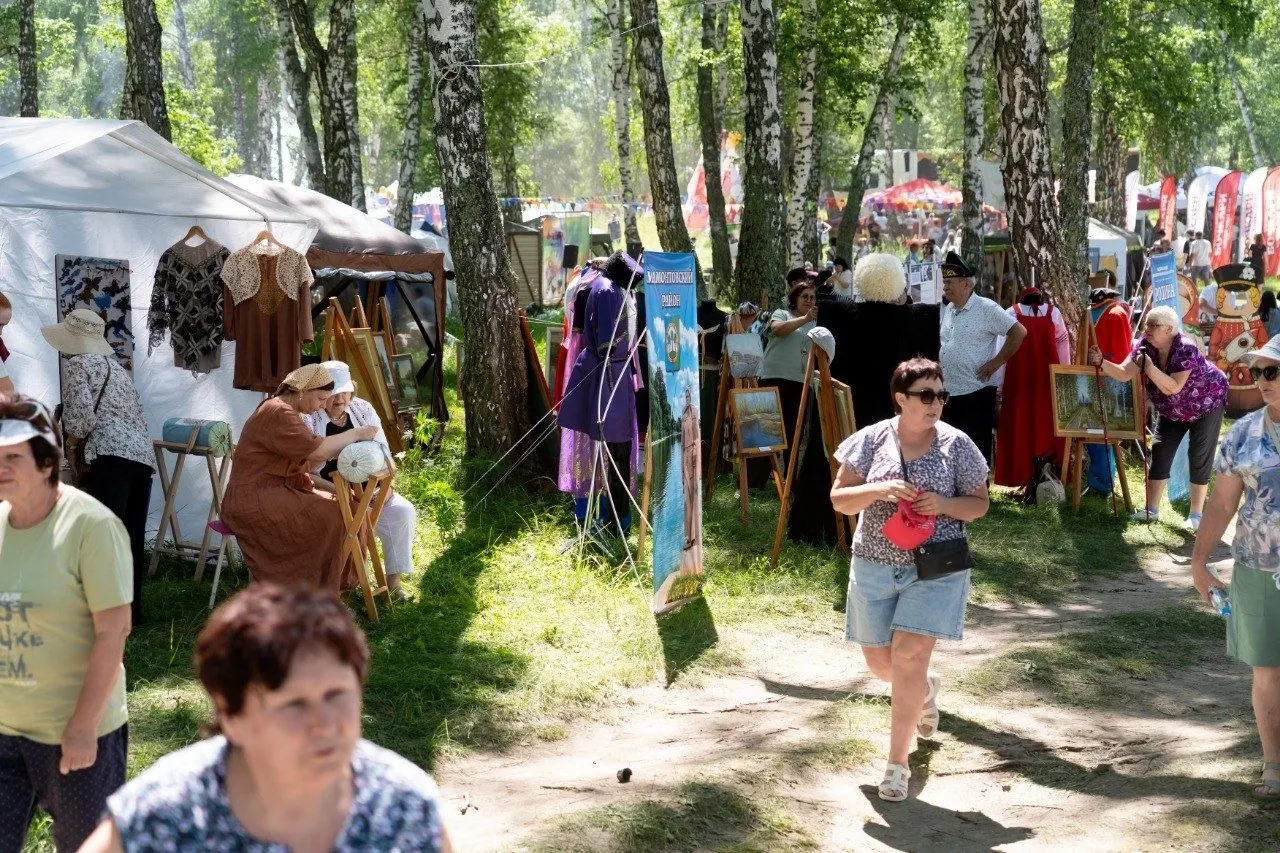 20 июня в селе Косиха Алтайского края завершился литературный фестиваль, посвящённый Роберту Рождественскому. На Яру Любви собралось около четырёх тысяч человек; в центре внимания была поэзия 1960-х и семейные мероприятия для детей.