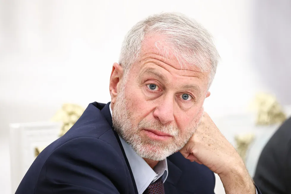 По информации источников, в мае в Киев ездил российский предприниматель, которому президент Украины поручил передать Владимиру Путину предложение о личной встрече. Собеседники сообщают, что это был Роман Абрамович; в Кремле и у представителей бизнесмена комментариев не последовало.