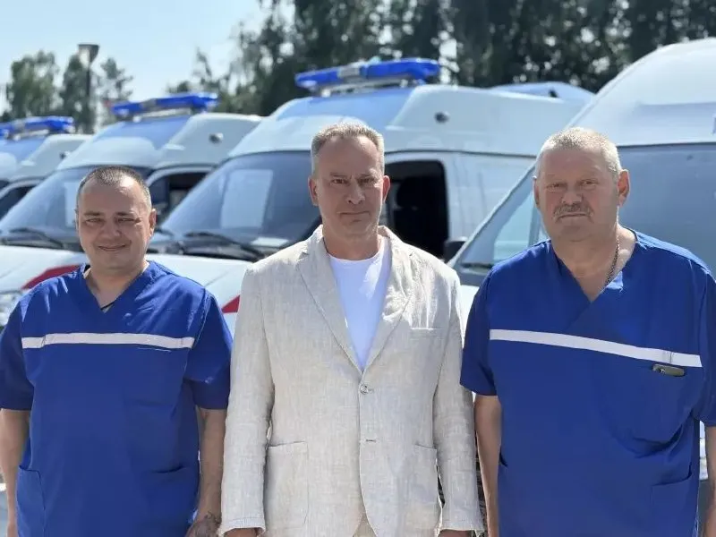 Ко Дню медицинского работника регион получил 28 полностью оснащённых автомобилей скорой помощи — они распределены по больницам и станциям в Барнауле и других населённых пунктах края.