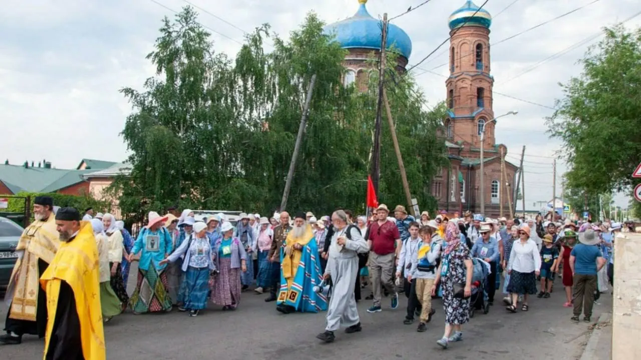 Традиционное паломничество началось от Покровского кафедрального собора — участники направляются в село Коробейниково. По пути запланированы богослужения и молебны, маршрут проходит через несколько населённых пунктов.