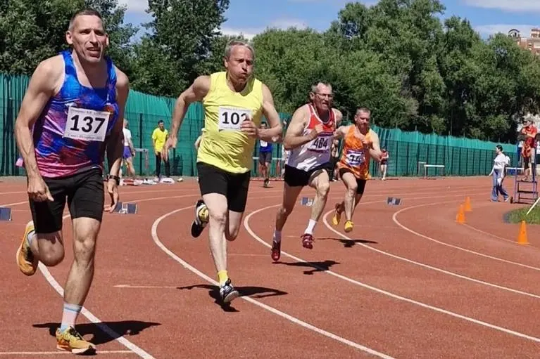 Вячеслав Дадыкин из Барнаула пробежал 100 м за 13,37 секунды на летнем чемпионате в Санкт-Петербурге, установив рекорд России среди спортсменов 65+. На 200 м он финишировал вторым.