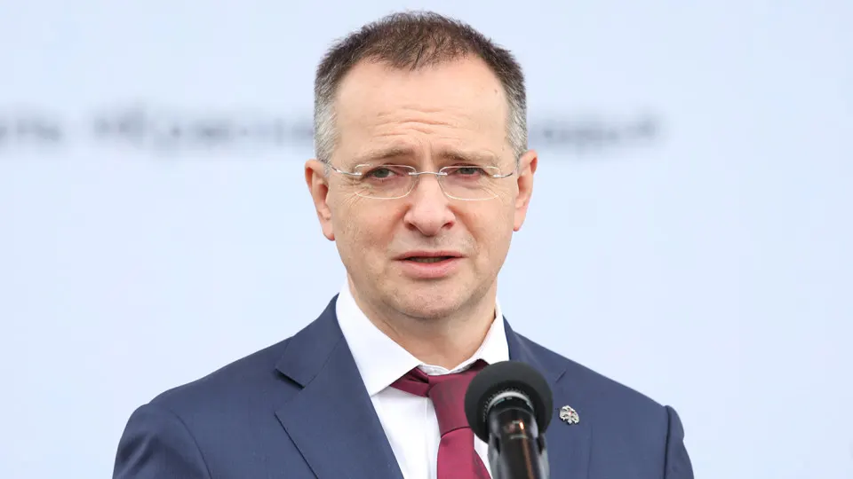 Помощник президента призвал ужесточить контроль и ввести цензурные механизмы на всех этапах производства кино, чтобы не допускать к прокату фильмы низкого качества, снятые на государственные средства. Одновременно отмечается рост господдержки «патриотических» и военных проектов и планы по созданию экспертного совета для оценки исторического контента.