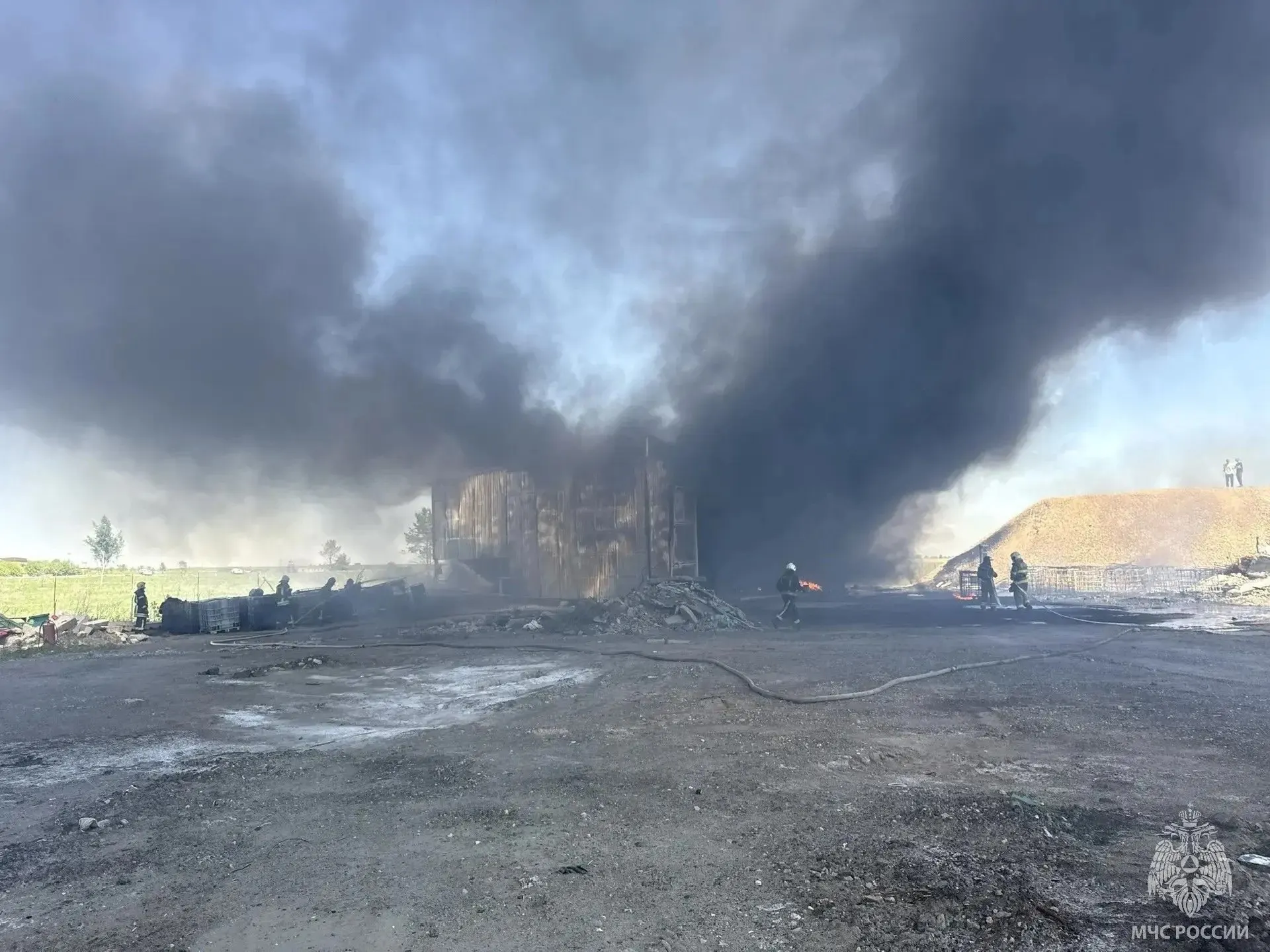 На складе на Павловском тракте в Барнауле произошёл пожар. По данным МЧС Алтайского края, людей вывели, возгорание локализовано.