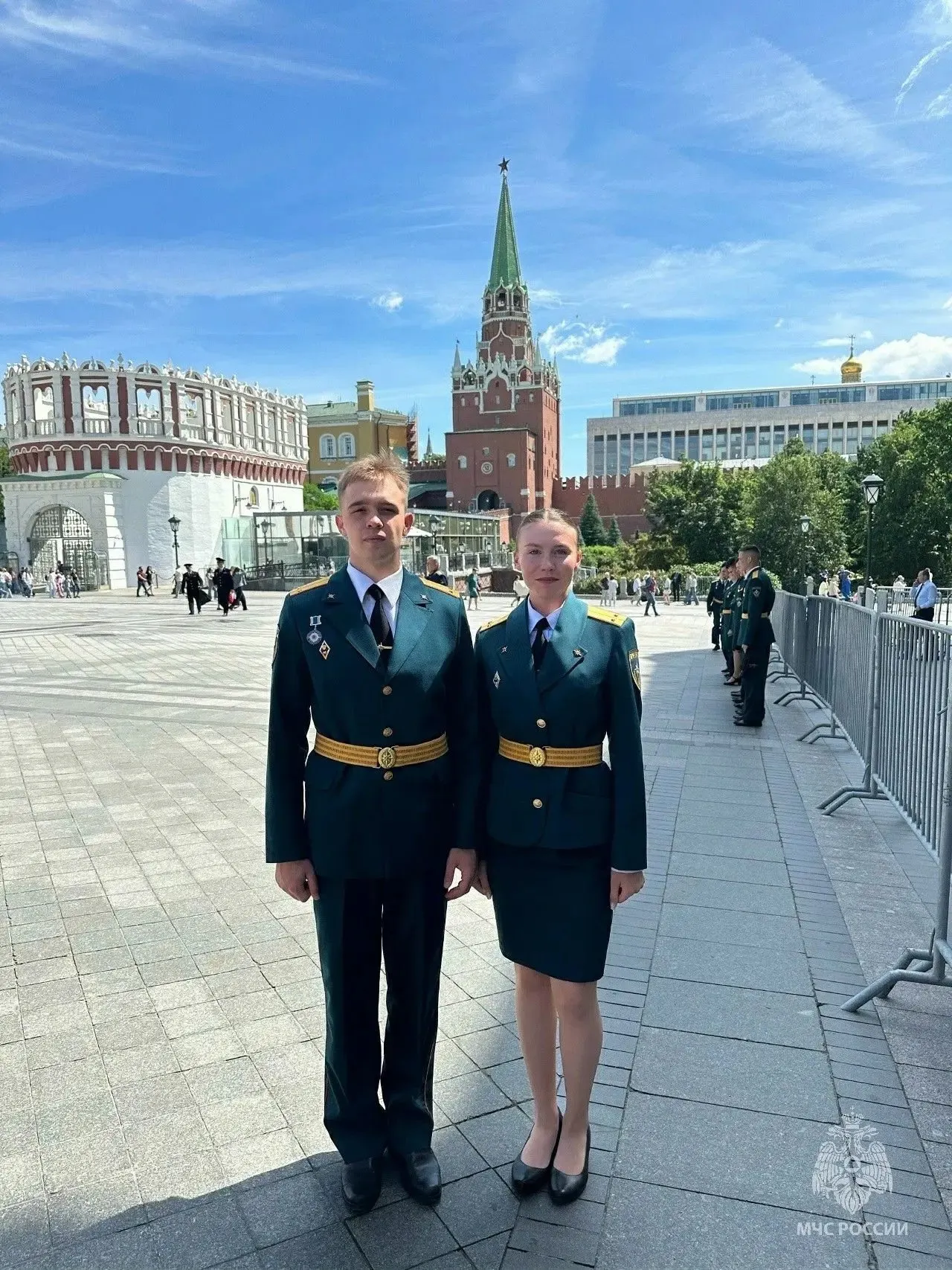 Двое выпускников лицея «Эрудит» из Рубцовска — Вадим Рубцов и Анна Терновая — приняли участие в церемонии в Георгиевском зале Кремля, где президент и глава МЧС поздравили более 600 выпускников ведомственных вузов.