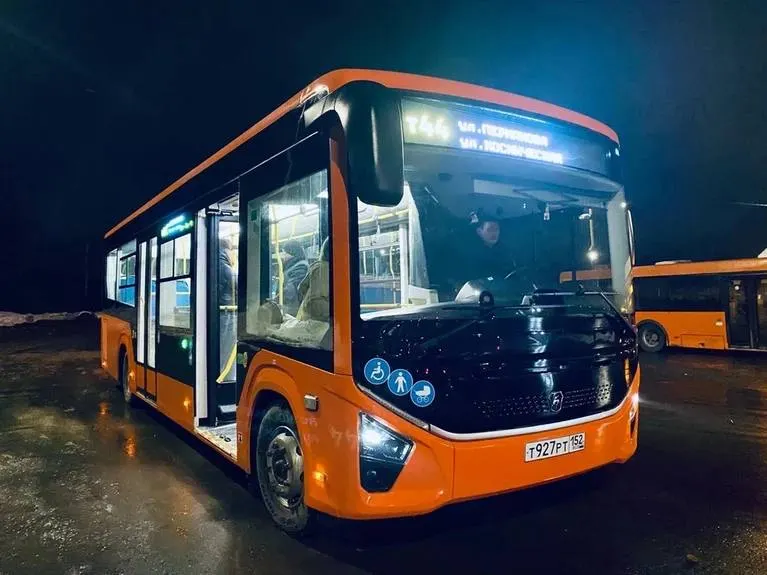 Город заключил контракт на поставку 11 автобусов Vector Next стоимостью 97,9 млн рублей; поставка должна завершиться до 1 октября 2026 года. В планах мэрии — обновить парк до 130 машин к 2028 году.