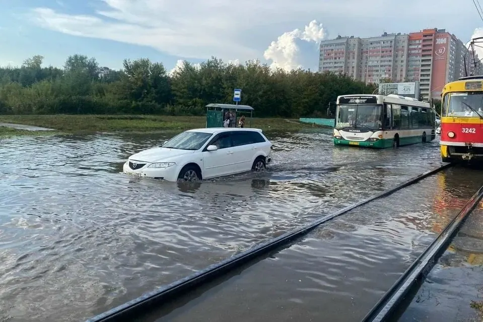На участке между улицей 280‑летия Барнаула и Павловским трактом с 12:40 ограничено движение: проезжая часть подтоплена дождевыми водами. На месте работают службы.