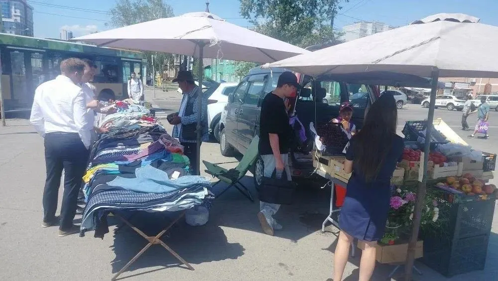 Проверяющие остановили торговлю на площади Спартака и у дома на пр. Красноармейский, составлены протоколы за торговлю без регистрации и самовольное размещение точек.
