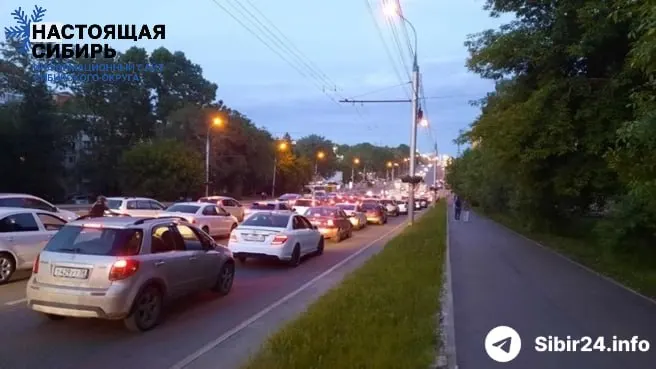 Сибирские регионы столкнулись с острой нехваткой бензина: в ряде областей ввели лимиты, а в Иркутске водители стоят в очередях по 8–9 часов. Региональные власти обращаются в федеральные органы и ищут экстренные решения.