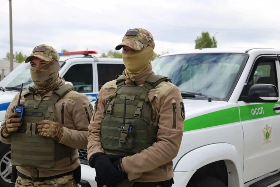 У мужчины накопилось свыше 50 неоплаченных штрафов на сумму примерно 103 тысячи рублей. Арест автомобиля приставами вынудил его однократно оплатить весь долг.