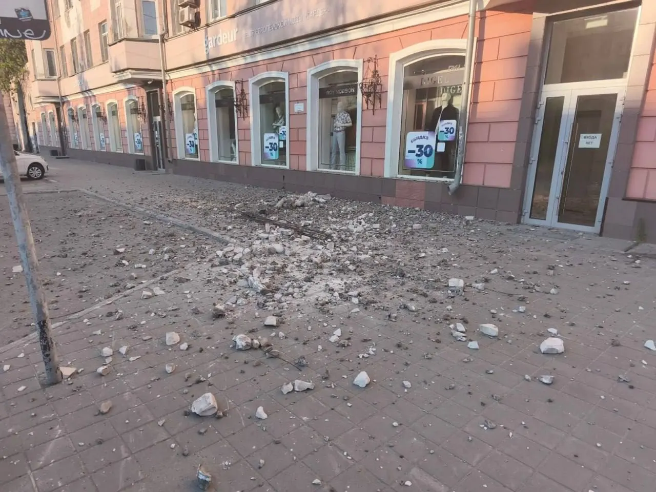 С крыши дома на проспекте Ленина, 85 в Барнауле удалили аварийные декоративные элементы. На тротуаре обнаружили обломки, разрушений не зафиксировано, рабочие должны убрать мусор.