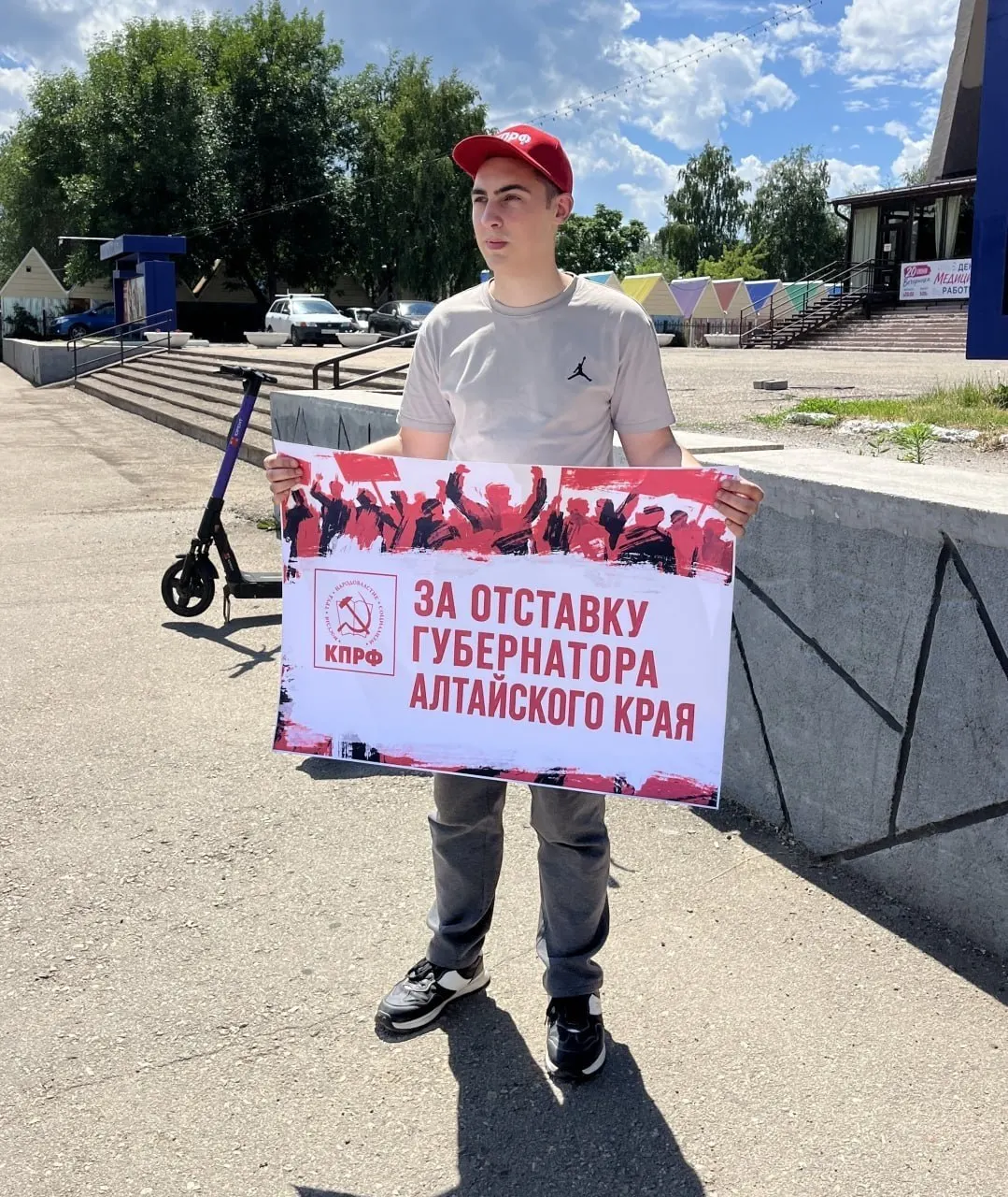 Активисты КПРФ в Рубцовске провели одиночные пикеты с требованием отставки губернатора Виктора Томенко. Коммунисты собирают подписи и жалуются на давление со стороны властей на фоне приближающихся выборов 2026 года.