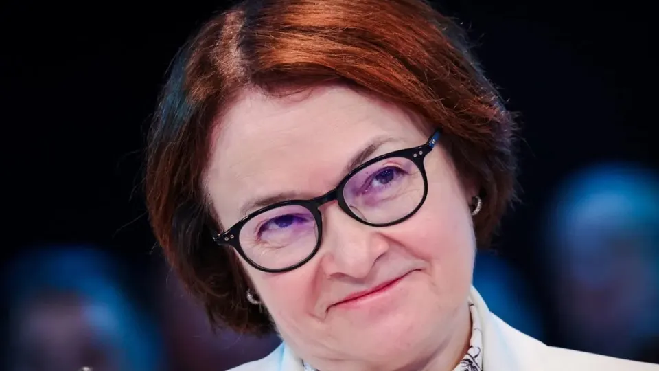 Отсутствие Эльвиры Набиуллиной на ключевых мероприятиях вызвало всплеск догадок и политических манёвров. На фоне дискуссии о снижении ключевой ставки приняты оборотные бюджетные поправки, открывающие дорогу росту военных трат и снижению прозрачности расходования средств — с серьёзными рисками для инфляции и бизнеса.