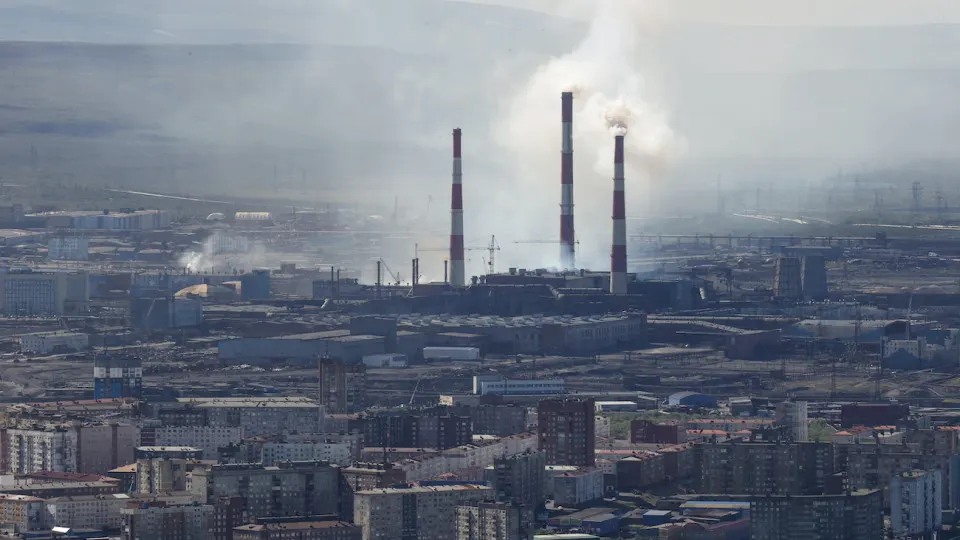 Минэкономразвития: в мае объёмы промышленного производства упали на 0,7% в годовом выражении. Спад охватил добычу и выпуск нефтепродуктов, металлургию и лёгкую промышленность; аналитики предупреждают о рисках для экономики и бюджета.