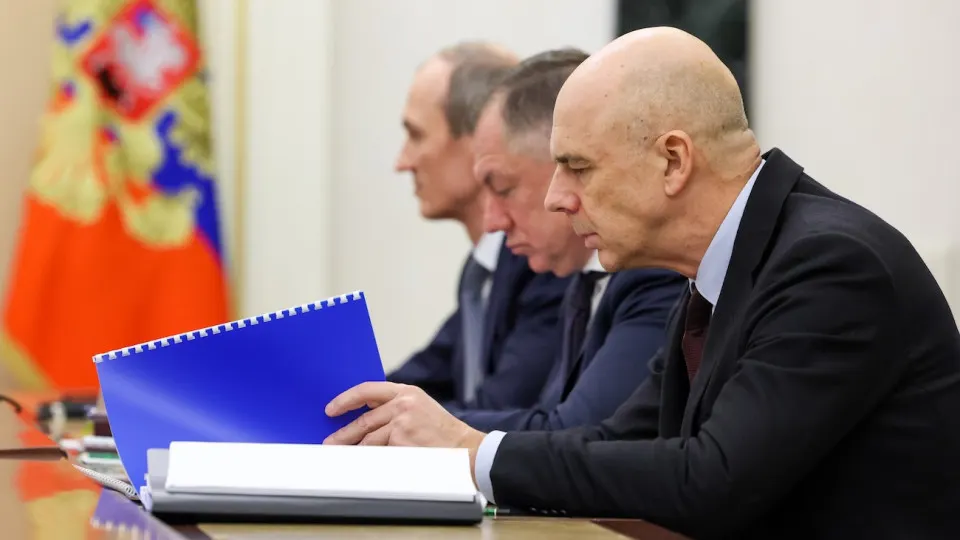 Индекс облигаций RGBI обновил минимумы, доходности длинных ОФЗ достигли 15,5% годовых, а планируемые заимствования и военные расходы увеличивают нагрузку на бюджет.