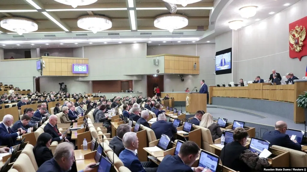 Новый закон ограничивает права граждан, покинувших страну и «уклоняющихся от исполнения наказания»: им запретят получать загранпаспорта, пользоваться госуслугами и распоряжаться имуществом, а также лишат большей части консульской помощи.