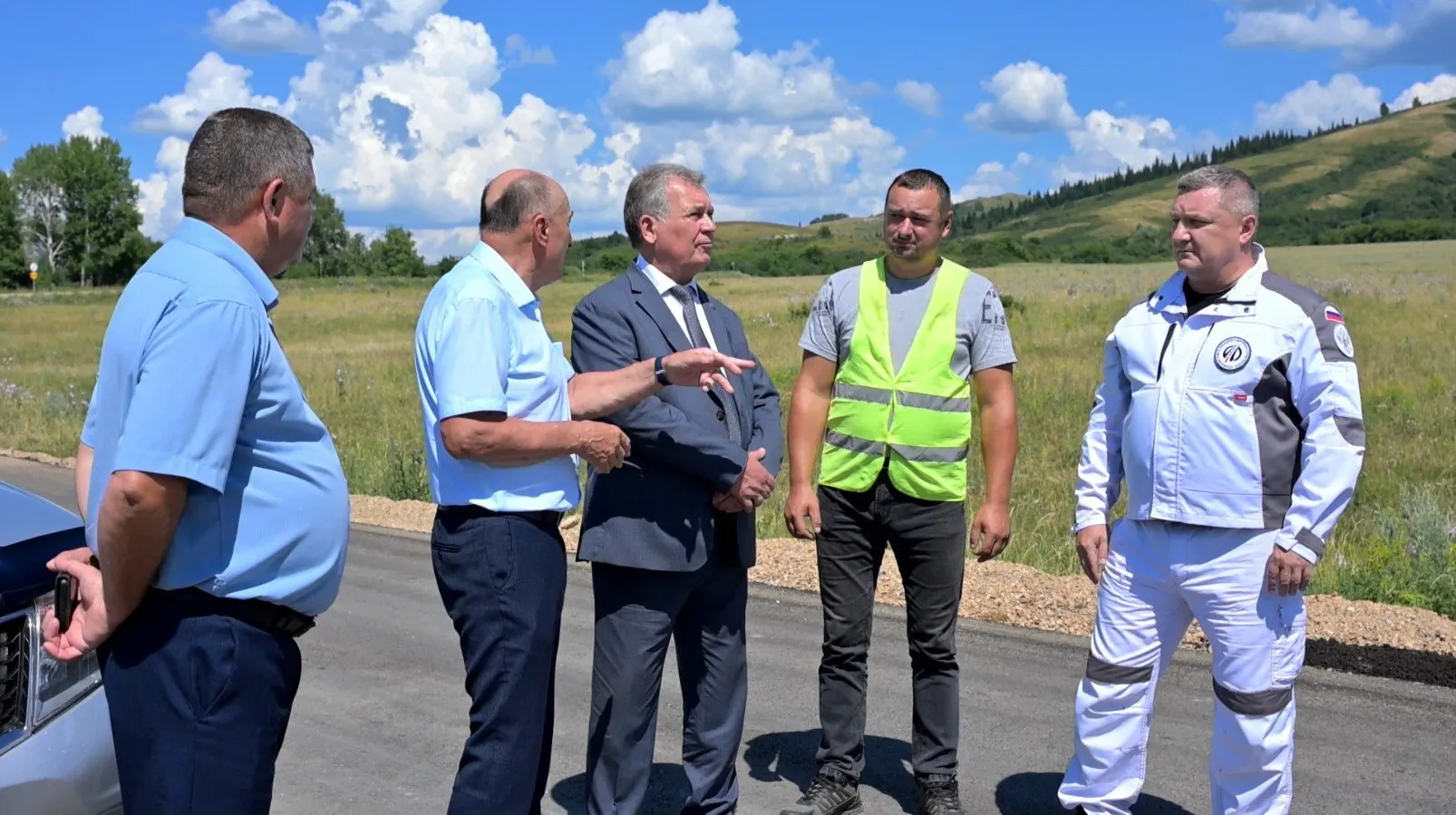 На участке Змеиногорск—Барановка—Лазурка обновляют покрытие: уложено 3 км асфальта, в рамках нацпроекта планируют привести в порядок более 9 км трассы при бюджете почти 248 млн рублей.