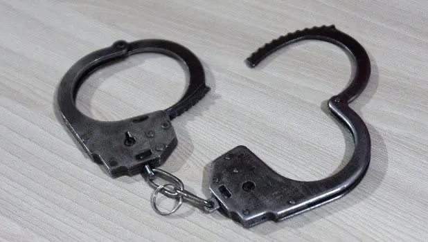 Новоалтайский городской суд приговорил мужчину к пяти годам и шести месяцам колонии особого режима за опрокидывание горячей пищи на сотрудника УФСИН; потерпевшему причинён лёгкий термический ожог.