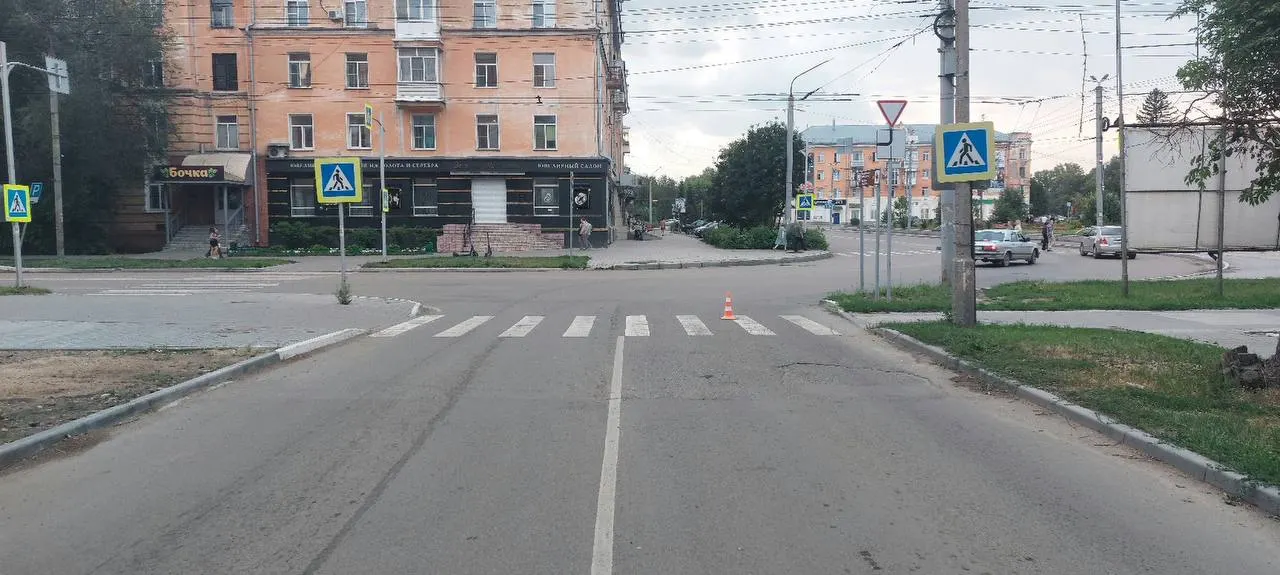 29 июля на улице Калинина возле дома №16 автомобиль сбил 12-летнего мальчика на нерегулируемом переходе; ребёнок госпитализирован, ГИБДД напомнила о запрете переезжать переход на велосипеде.