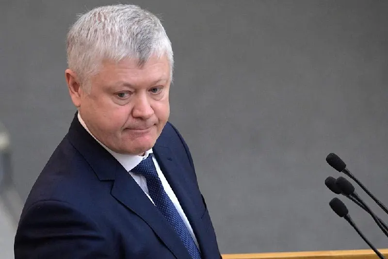 Председатель комитета Госдумы по безопасности Василий Пискарёв сообщил, что свыше 360 зарубежных структур признаны враждебными и выдворены; более 60 дел инициированы по материалам его комиссии. По его словам, 46 новых законов защищают суверенитет в образовании, здравоохранении и электоральной сфере.
