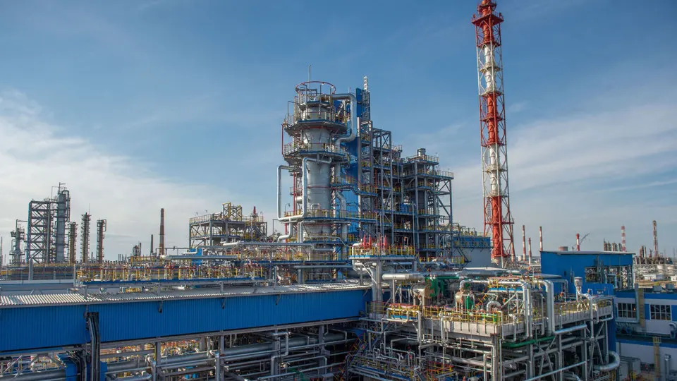 Нефтепереработка на крупнейшем заводе «Газпромнефтехим Салават» приостановлена с 14 июля из‑за повреждений, вызванных атакой беспилотных летательных аппаратов. Восстановление может занять недели или месяцы, это усиливает дефицит нефтепродуктов в стране.